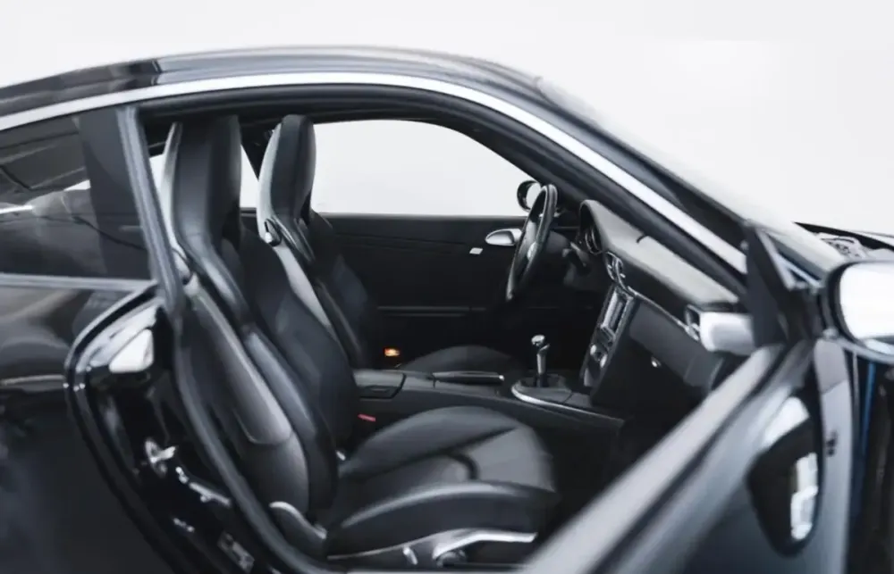 Sedili e abitacolo in pelle nera di una Porsche 911 997