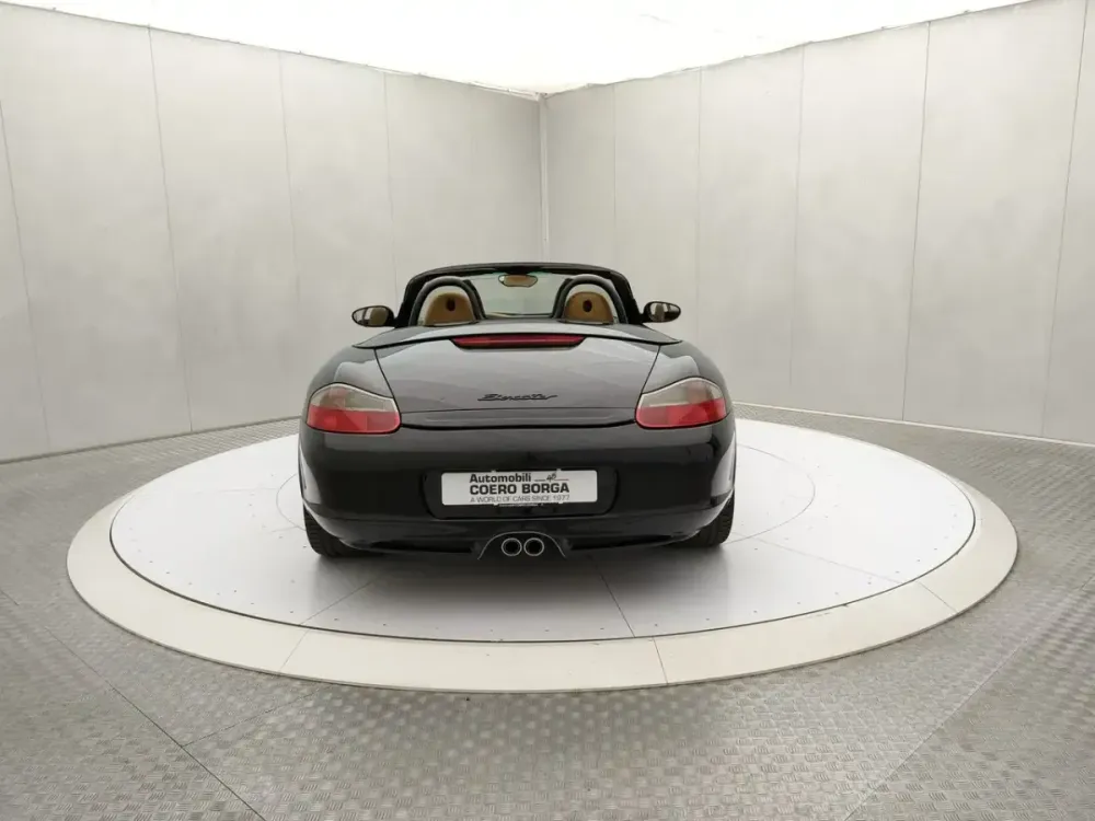 Coda di una Porsche Boxster 986 nera