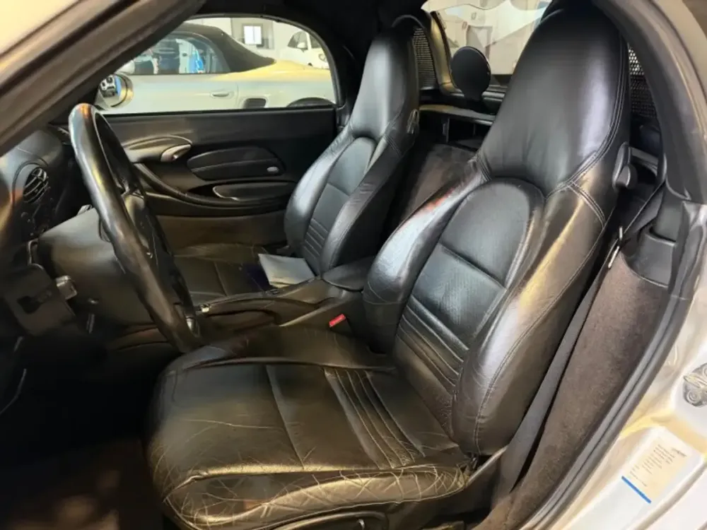 Sedili in pelle nera di una Porsche Boxster 986