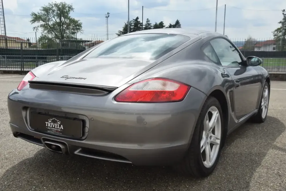 Coda di una Porsche Cayman 987 grigia