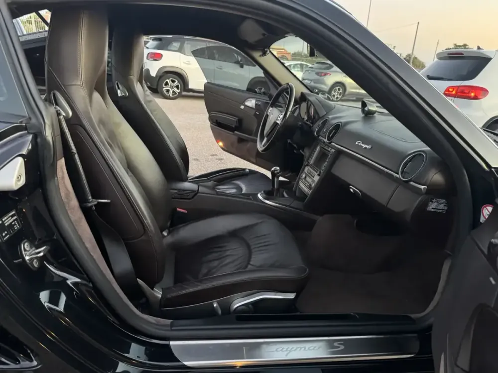 Abitacolo di una Porsche Cayman 987